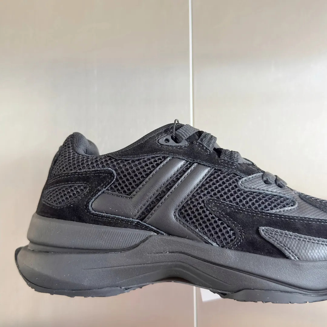 Top version: Couple model 290 Lanvin Lanvin's latest Jla series Couple model Mesh Thick sole Casual sports shoes Running shoes Original purchase, development and production This men's and women's sports shoes are light and comfortable, and the mesh design makes the uppers lighter. They are not afraid of stuffy feet, and the shoes look fashionable when paired with skirts and trousers. The upper is decorated with LANVIN's classic •J logo. The curved lines pay tribute to the circular element of the LANVIN logo, showing the brand's ingenuity. This shoe combines sports, fashion and craftsmanship. The delivery counter has exquisite packaging 🛍📦 ▪️ Fabric: Original customized mesh + cowhide ▪️ Lining: Original imported breathable mesh ▪️ Sole: Exclusive molded foam + TPU material ▪️ Bottom thickness: 4CM ▪️ Size: Women's 35-41 / Men's 39-45